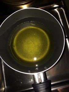 Heat oil in a small vessel.