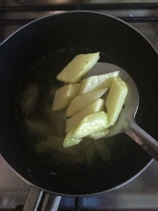 At this stage remove them and set aside. Do not drain the pieces in a kitchen towel, no need to take the excess oil. 