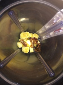 Put the banana and the dates into the blender.
