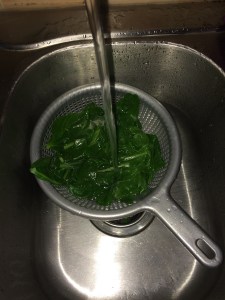 Drain the spinach under cold water. Chop them roughly after it gets cooled.