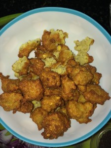 Crush half of the vada's and set aside.