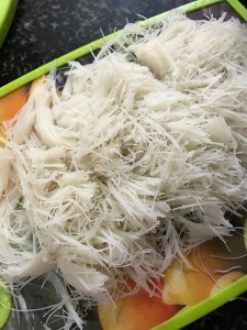 Cut the Mee Hoon/Rice Vermicelli to an inch size using a knife. 